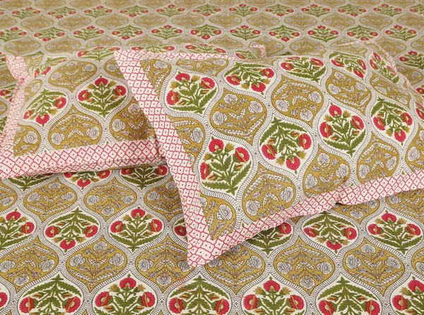 Green_Cotton_Rajwada_Empire_Collection_Double_Bedsheet_With_Pillow_Cover_108_X_108_Cm